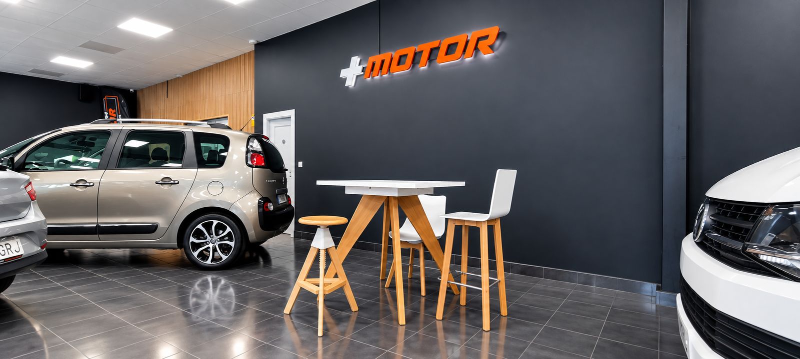 Rótulo +MOTOR en la exposición de Mas Motor Cantabria